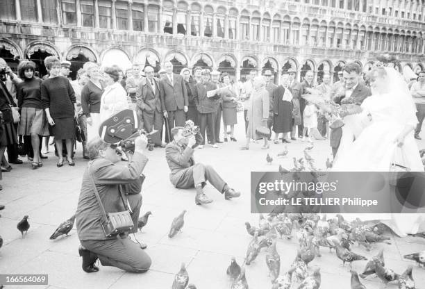 Photographers Tourists In Venice. En Italie, à Venise, le 12 juin 1962. Touristes jouant les apprentis photographes dans la ville. Photographe...