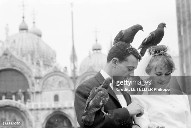 Photographers Tourists In Venice. En Italie, à Venise, le 12 juin 1962. Touristes jouant les apprentis photographes dans la ville. Jeunes mariés...