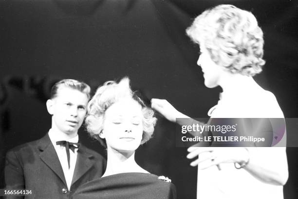 The Hairdressers Of The Theater Des Champs Elysees. Paris-Champs Elysées- 4 Février 1958- Lors d'une manifestation professionnelle, reportage sur les...