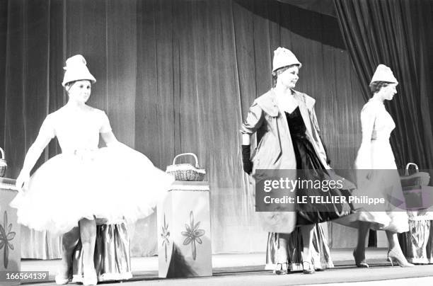 The Hairdressers Of The Theater Des Champs Elysees. Paris-Champs Elysées- 4 Février 1958- Lors d'une manifestation professionnelle, reportage sur les...