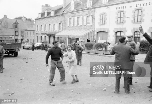 The Artichoke War In Britain. A Saint-Pol-de-Léon en juin 1962. La guerre de l'artichaut éclate, plutôt que de baisser leur prix, 2000 producteurs...