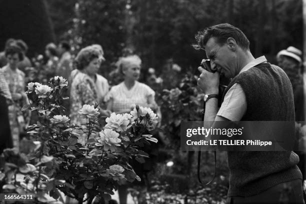 Photographers Tourists In Paris. En France, à Paris, le 18 juin 1962. Touristes jouant les apprentis photographes dans la ville. Homme debout dans un...