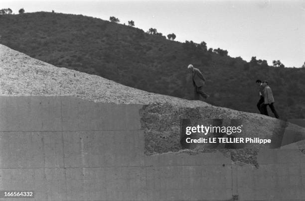 Dam Disaster Of Frejus Malpasset. Fréjus, Décembre 1959. Parmi les trois hommes qui descendent le long du barrage en ruines pour constater les...