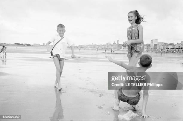 Close-Up Of Minou Drouet. Aux Sables d'Olonne, sur la plage, l'enfant prodige Minou DROUET, aujourd'hui âgée de quinze ans, avec un ensemble short et...
