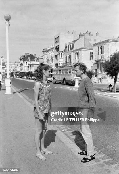 Close-Up Of Minou Drouet. Aux Sables d'Olonne, dans la rue, l'enfant prodige Minou DROUET, aujourd'hui âgée de quinze ans, avec un ensemble short et...