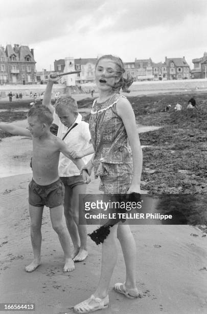Close-Up Of Minou Drouet. Aux Sables d'Olonne, sur la plage, l'enfant prodige Minou DROUET, aujourd'hui âgée de quinze ans, avec un ensemble short et...