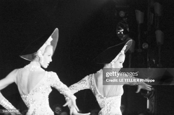 First Of The Revue 'Avec Plaisir' At The Lido. Paris, décembre 1959. Le Tout-Paris se retrouve en tenues de soirée pour assister à la Première des...