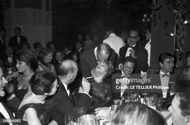 First Of The Revue 'Avec Plaisir' At The Lido. Paris, décembre 1959. Le Tout-Paris se retrouve en tenues de soirée pour assister à la Première des...