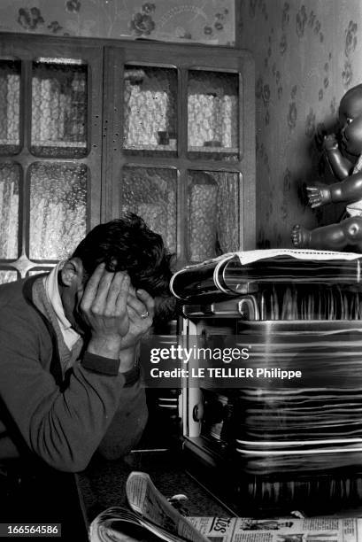 The Elisabeth Irr Case. Troyes - 7 février 1958 - Dans son appartement HLM, à l'occasion de l'annonce du verdict dans le procès qui l'oppose à...