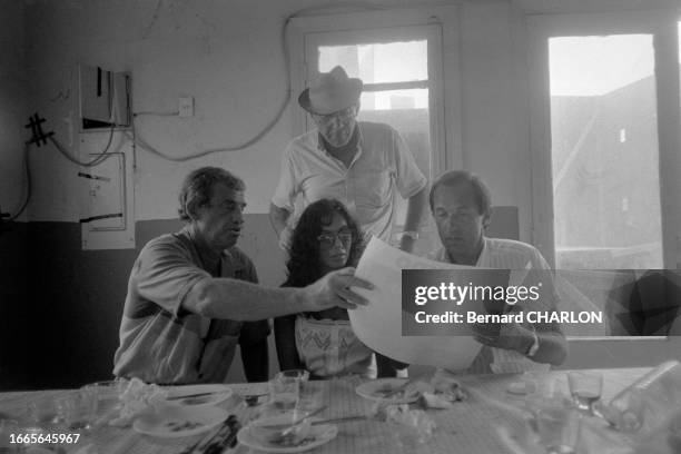 Jean-Paul Belmondo, Carlos Sotto Mayor et René Chateau sur le tournage du film 'Les Morfalous' en Tunisie en septembre 1983