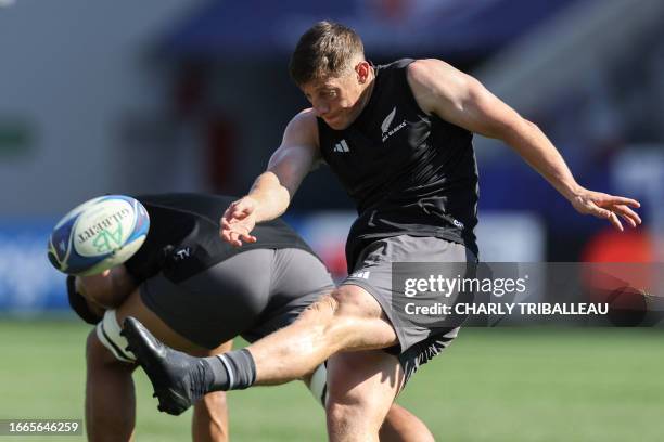 New Zealand's fly-half Cam Roigard and New Zealand's number eight Ardie Savea are seen during the captain's run training session at the Stadium de...