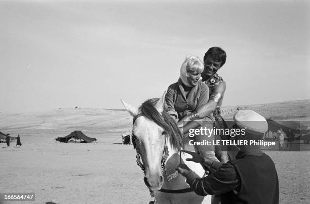 Shooting Of The Film 'Salambo' By Sergio Grieco. Dans un paysage désertique sur fond de tentes de nomades,l'acteur Edmund PURDOM, en costume de scène...