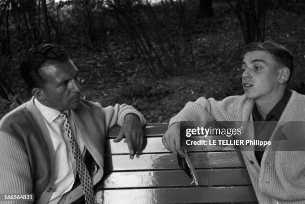 Close-Up Of Armin Hary. Cologne - septembre 1958 - L'athlète Armin HARY à droite, assis sur un banc public d'un parc, son courrier à la main,...