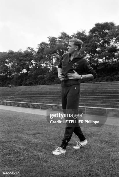 Close-Up Of Armin Hary. Cologne - septembre 1958 - Sur la pelouse d'un stade, portrait de l'athlète Armin HARY en survêtement, faisant des exercices...