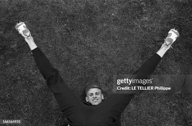 Close-Up Of Armin Hary. Cologne - septembre 1958 - Portrait de l'athlète Armin HARY allongé en survêtement sur la pelouse d'un stade, faisant des...