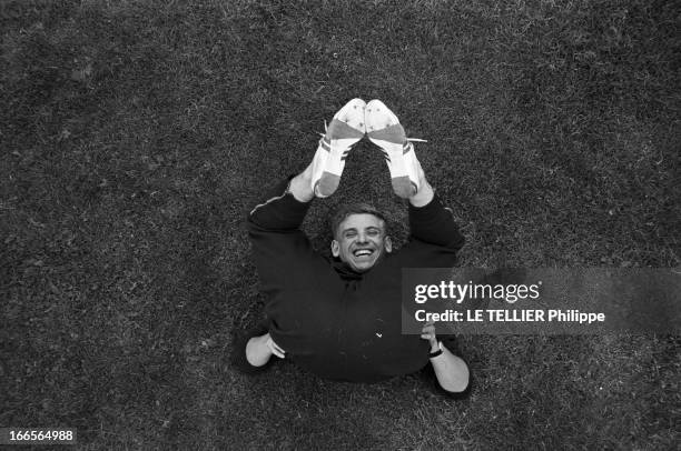 Close-Up Of Armin Hary. Cologne - septembre 1958 - Portrait de l'athlète Armin HARY allongé en survêtement sur la pelouse d'un stade, souriant lors...