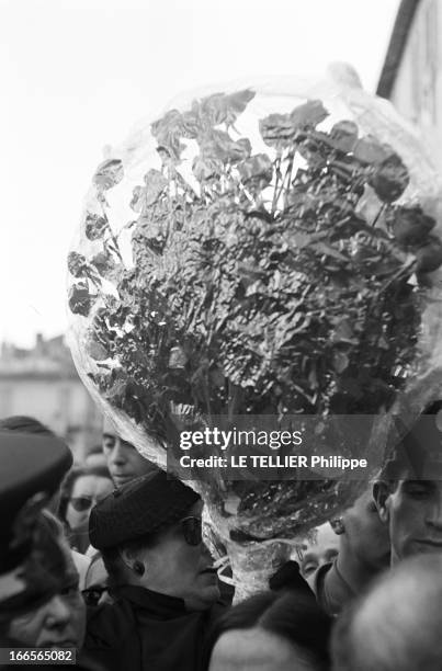 Funeral Of Pope Pius Xii. Rome - octobre 1958 - Lors des obsèques du pape PIE XII. Le corbillard transportant le cercueil du souverain pontife fait...