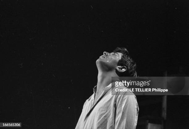 Close-Up Of Sami Frey. France, en septembre 1962. Portrait de l'acteur Sami FREY, jouant dans la pièce de théâtre 'Dans la jungle des villes' de...