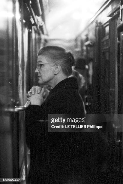 Blind People Pilgrimage In Lourdes. Le 10 juillet 1958, dans un train venant de Lille, transportant des aveugles en pèlerinage à Lourdes : dans le...