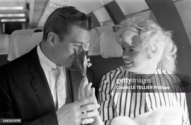 Jayne Mansfield At The 11Th Cannes Film Festival 1958. Cannes - mai 1958 - A l'occasion du 11ème Festival international du film, assise dans un avion...