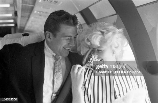 Jayne Mansfield At The 11Th Cannes Film Festival 1958. Cannes - mai 1958 - A l'occasion du 11ème Festival international du film, assise dans un avion...