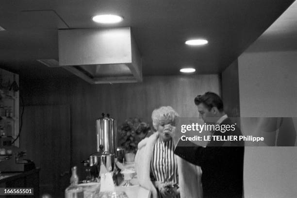 Jayne Mansfield At The 11Th Cannes Film Festival 1958. Cannes - mai 1958 - A l'occasion du 11ème Festival international du film, devant un comptoir...