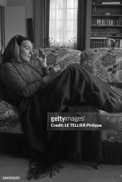 Rendezvous With The Novelist Marie Cardinal. France, le 12 octobre 1962. Rendez-vous avec la romancière Marie CARDINAL, chez elle. Ici, Marie...