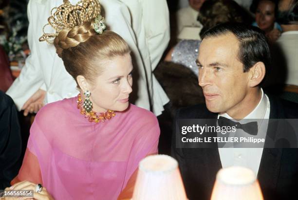 20Th Ball Of Monaco Red Cross 1968. En Principauté de Monaco, en aout 1968, lors du 20ème bal de la Croix Rouge Monégasque, Grace KELLY et le...