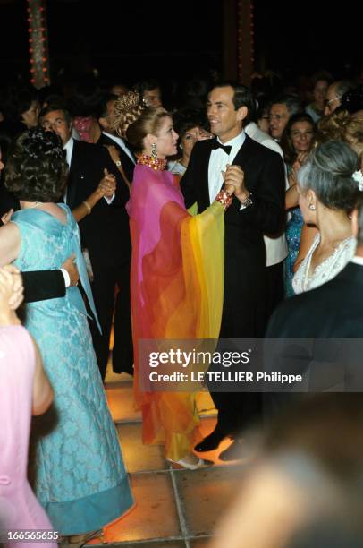 20Th Ball Of Monaco Red Cross 1968. En Principauté de Monaco, en aout 1968, lors du 20ème bal de la Croix Rouge Monégasque, Grace KELLY et le...