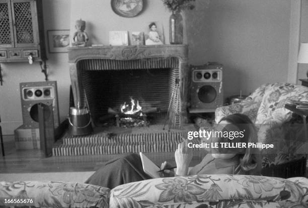 Rendezvous With The Novelist Marie Cardinal. France, le 12 octobre 1962. Rendez-vous avec la romancière Marie CARDINAL, chez elle. Ici, Marie...