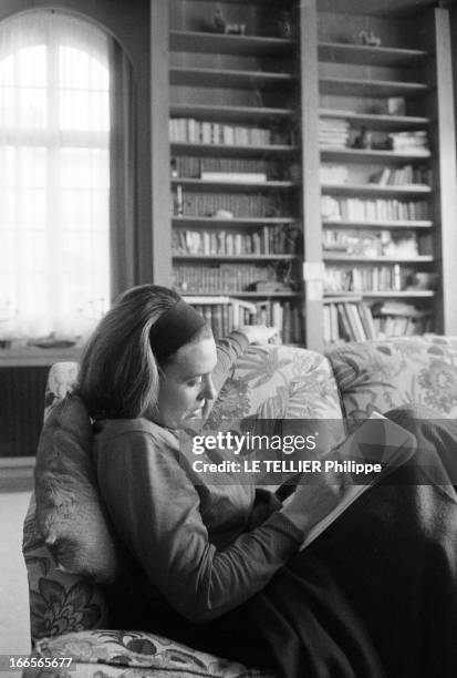 Rendezvous With The Novelist Marie Cardinal. France, le 12 octobre 1962. Rendez-vous avec la romancière Marie CARDINAL, chez elle. Ici, Marie...