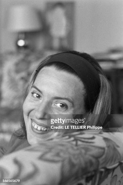Rendezvous With The Novelist Marie Cardinal. France, le 12 octobre 1962. Rendez-vous avec la romancière Marie CARDINAL, chez elle. Ici, portrait de...