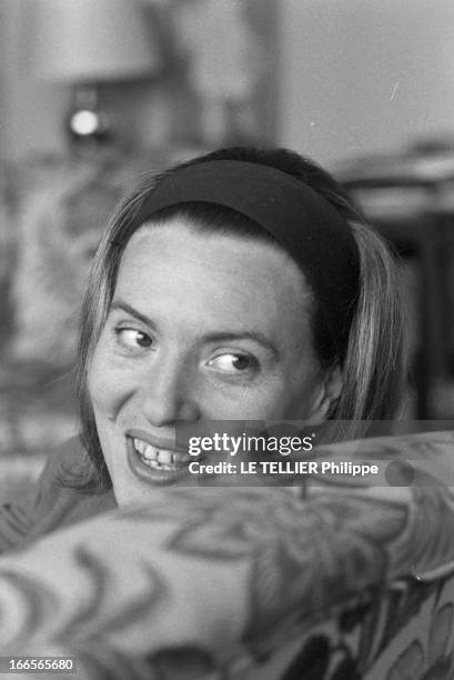 Rendezvous With The Novelist Marie Cardinal. France, le 12 octobre 1962. Rendez-vous avec la romancière Marie CARDINAL, chez elle. Ici, portrait de...