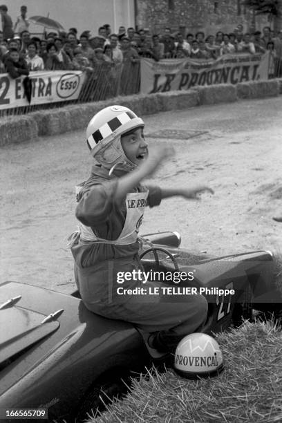 Esso Holds A Race Of Small Race Cars For Children. En Provence, le 6 juin1960, le pétrolier ESSO organise une course automobile pour les enfants :...