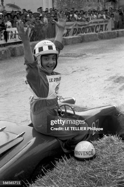 Esso Holds A Race Of Small Race Cars For Children. En Provence, le 6 juin1960, le pétrolier ESSO organise une course automobile pour les enfants :...