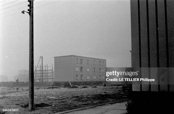 Metal Buildings Construction Technique. Un chantier de construction d'immeubles. Au premier plan, un poteau électrique et l'angle d'un immeuble, au...