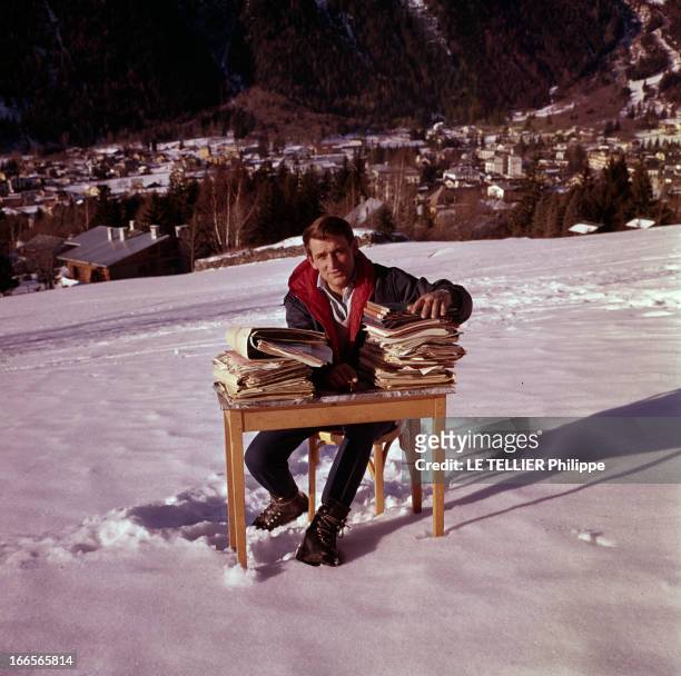 Skying World Championship 1962. En France, à Chamonix, à l'occasion des championnats du monde de ski alpin, un homme non-identifié, en parka, assis...