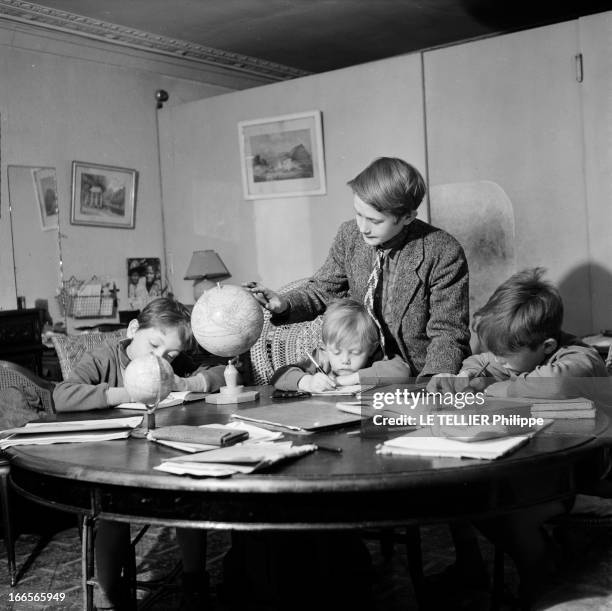 The Four Sons Maurin. En France, en 1954, chez eux, assis de gauche à droite autour d'une table, les fils de l'actrice Mado MAURIN : Patrick DEWAERE,...