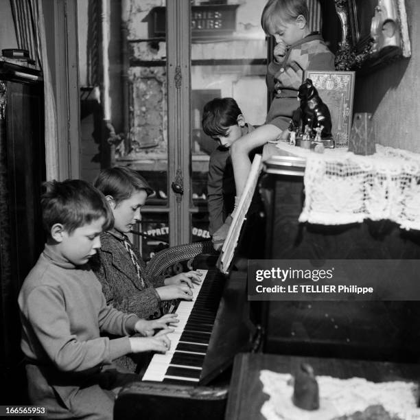 The Four Sons Maurin. En France, en 1954, chez eux, les fils de l'actrice Mado MAURIN : de gauche à droite, Yves-Marie MAURIN et Jean-Pierre MAURIN...