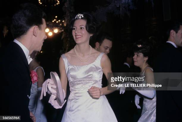 Beginners Ball At The Paris Opera. En 1962, à Paris à l'occasion du Bal des débutantes, une jeune fille en robe décolletée, avec un diadème, des...