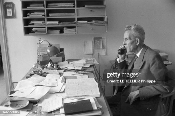 Rendezvous With Marcel Garnier, Poet And Plumber. A Moret-sur-Loing, le 17 octobre 1962. Rendez-vous avec Marcel GARNIER plombier-couvreur et poète à...