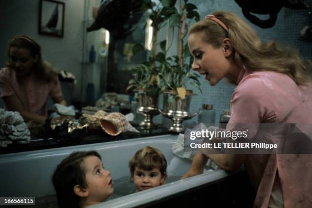 Close-Up Of Genevieve Page. En France, à Paris, en 1963, Geneviève PAGE, dans sa salle de bain, donnant le bain à ses enfants Thomas et Adélaïde,...