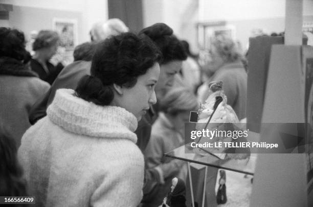 Dolls Exhibition At The Galliera Museum In Paris In 1962. A Paris, en novembre 1962. Madame DUPUY, femme de l'ambassadeur du Canada en France, décide...