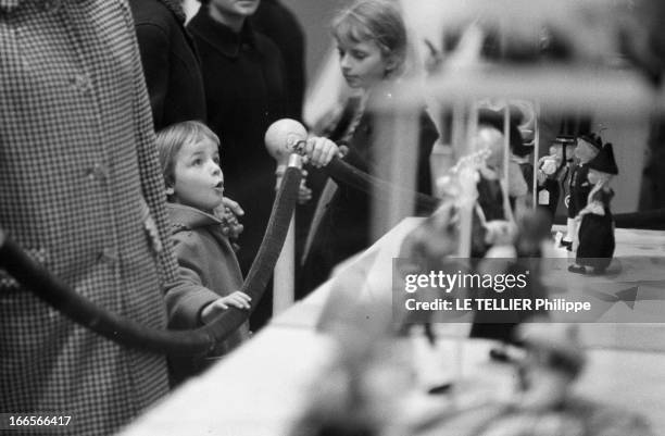 Dolls Exhibition At The Galliera Museum In Paris In 1962. A Paris, en novembre 1962. Madame DUPUY, femme de l'ambassadeur du Canada en France, décide...