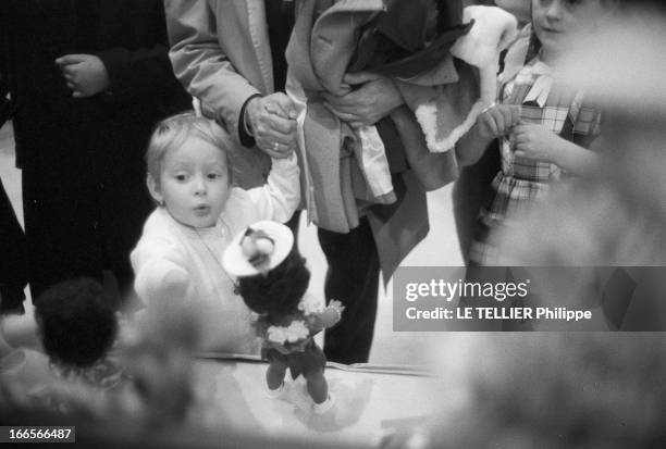 Dolls Exhibition At The Galliera Museum In Paris In 1962. A Paris, en novembre 1962. Madame DUPUY, femme de l'ambassadeur du Canada en France, décide...