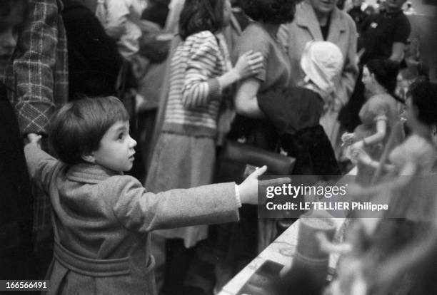 Dolls Exhibition At The Galliera Museum In Paris In 1962. A Paris, en novembre 1962. Madame DUPUY, femme de l'ambassadeur du Canada en France, décide...