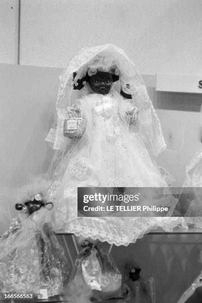 Dolls Exhibition At The Galliera Museum In Paris In 1962. A Paris, en novembre 1962. Madame DUPUY, femme de l'ambassadeur du Canada en France, décide...