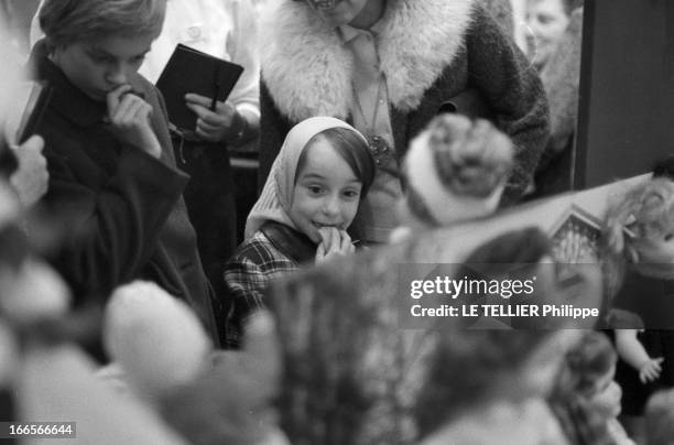 Dolls Exhibition At The Galliera Museum In Paris In 1962. A Paris, en novembre 1962. Madame DUPUY, femme de l'ambassadeur du Canada en France, décide...