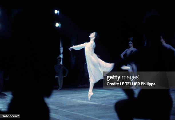 Close-Up Of Ekaterina Maximova And Vladimir Vassiliev. A Moscou, au Théâtre du Bolchoï, Ekaterina MAXIMOVA, en robe évasée, dansant sur scène.