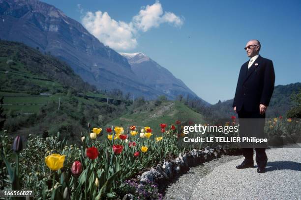 Rendezvous With Konrad Adenauer. Rhöndorf - mai 1964 - Portrait du chancelier Konrad ADENAUER portant des lunettes de soleil, dans une allée bordée...